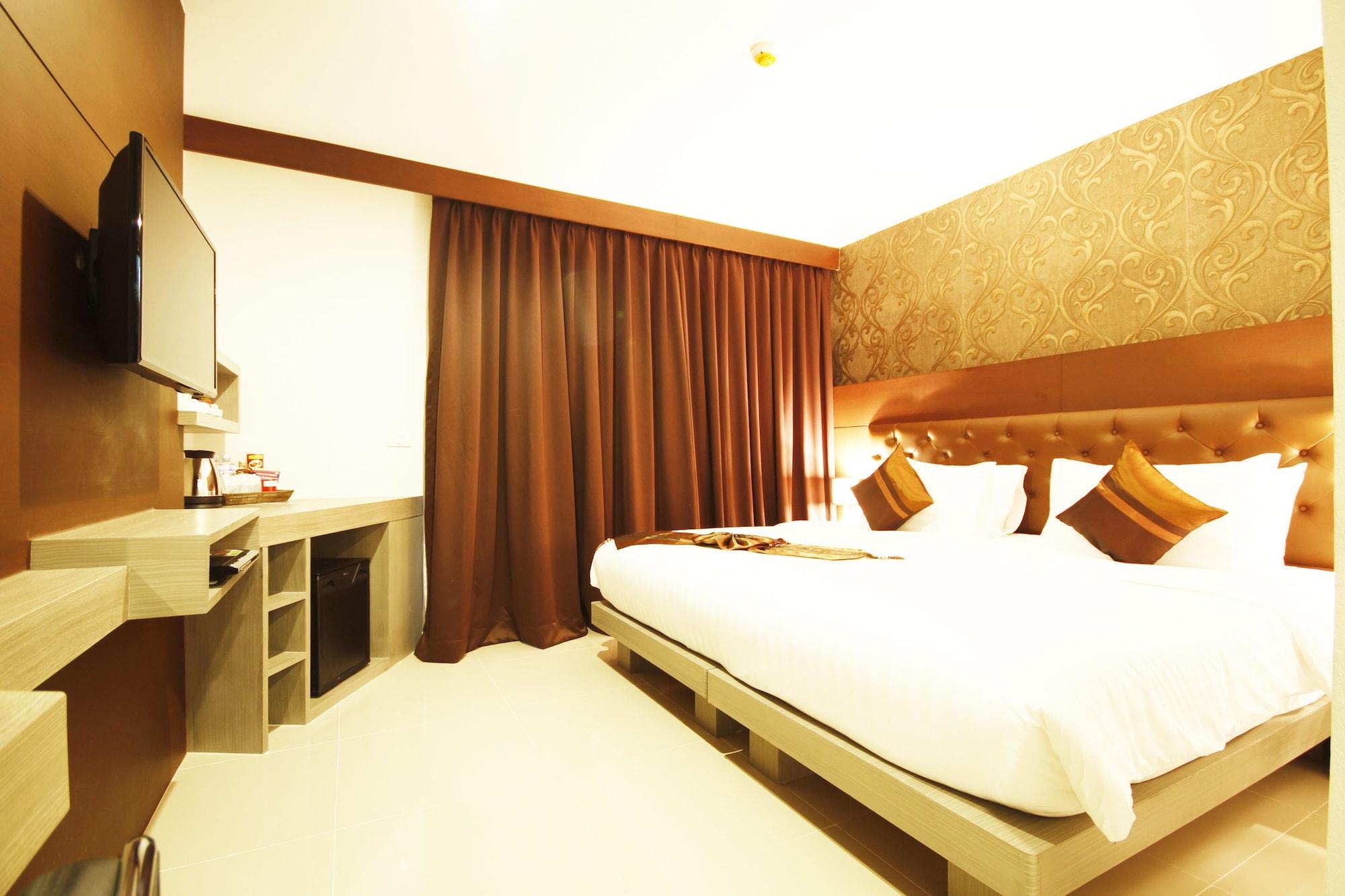 Hemingways Silk Hotel Patong Exterior photo