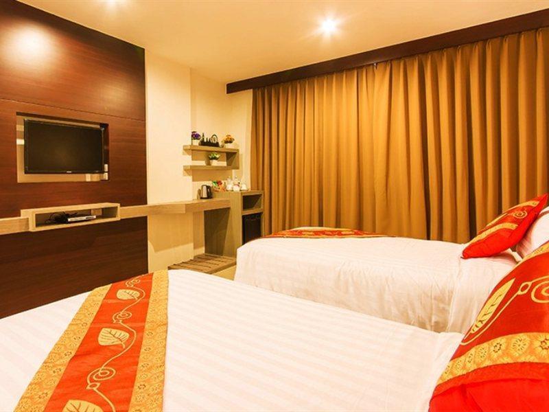 Hemingways Silk Hotel Patong Exterior photo