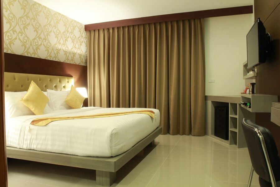 Hemingways Silk Hotel Patong Exterior photo